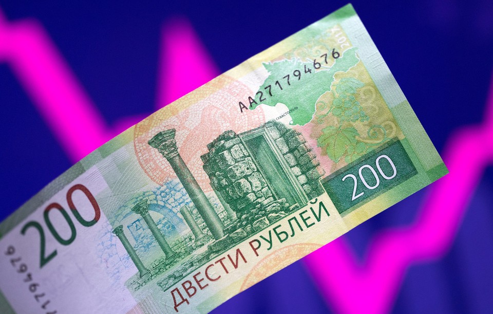 Рубль отыгрывает потери: чего ждать от национальной валюты дальше и в чем держать свободные деньги