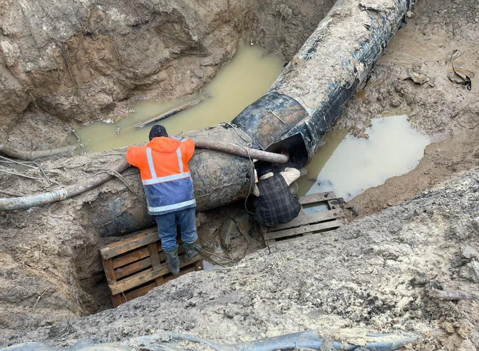 В Новочеркасске из-за прорыва трубы без воды остались десятки домов. Фото: администрация Новочеркасска