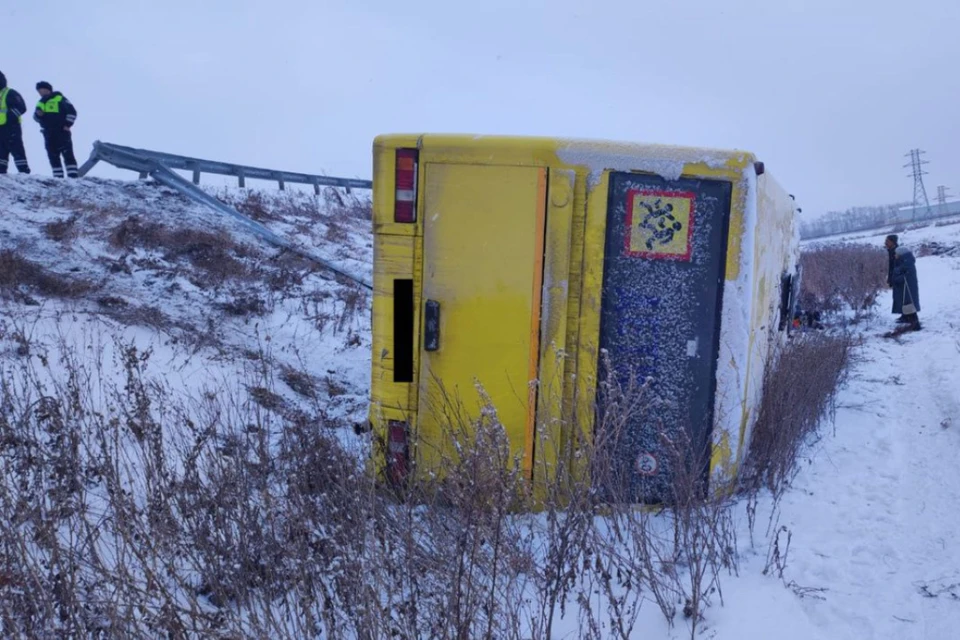 Автобус опрокинулся в кювет. Фото: ГАИ по Новосибирской области