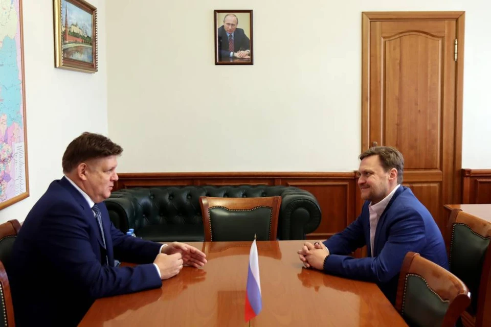 Полпред провёл рабочую встречу с председателем Правления – генеральным директором ПАО «РусГидро» Виктором Хмариным.