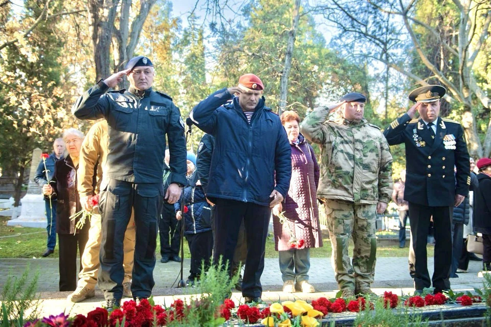 Участники митинга возложили цветы к братским могилам и захоронениям героев.