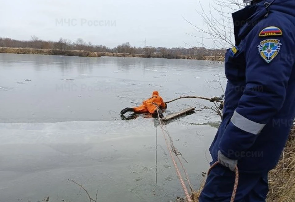 Провалившийся под лед рыбак в Ульяновске скончался в больнице | ФОТО: ГУ МЧС России по Ульяновской области