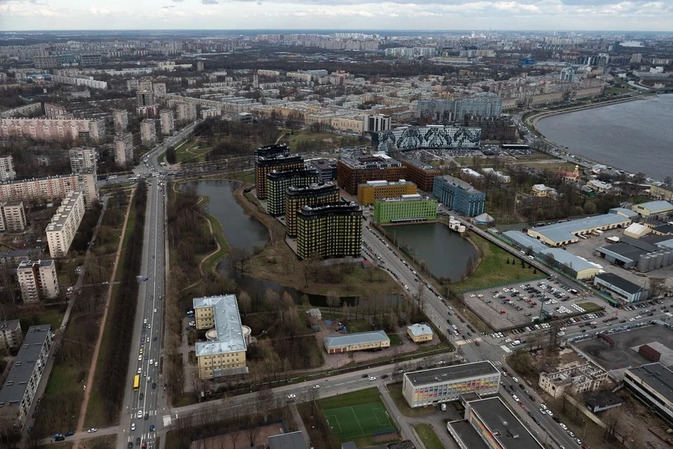 Стоимость квадратного метра в новостройках за месяц снизилась в десяти округах Петербурга.