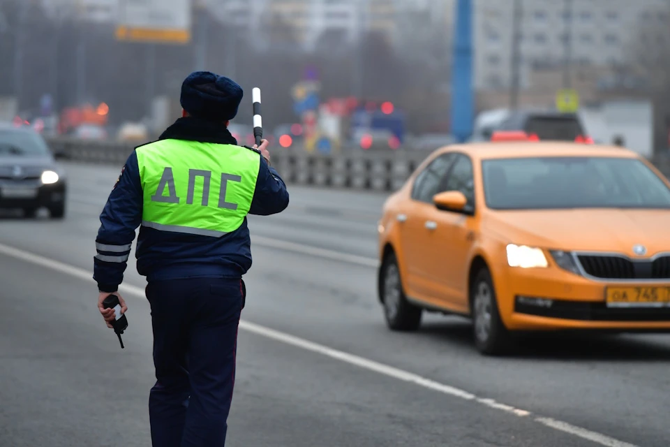 В Москве мужчина попытался дать взятку инспектору ДПС, его задержали