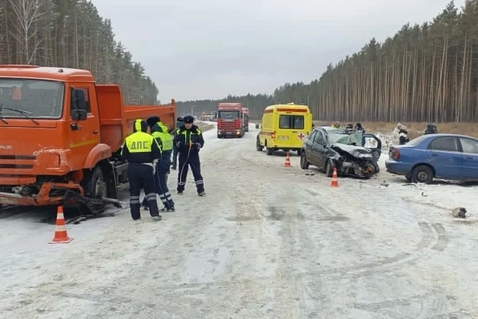 На 75-м километре трассы полностью перекрыли движение. Фото: ГИБДД Свердловской области