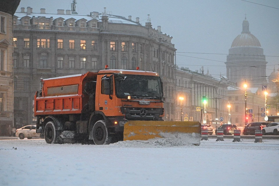 На Петербург обрушился мощный снегопад.