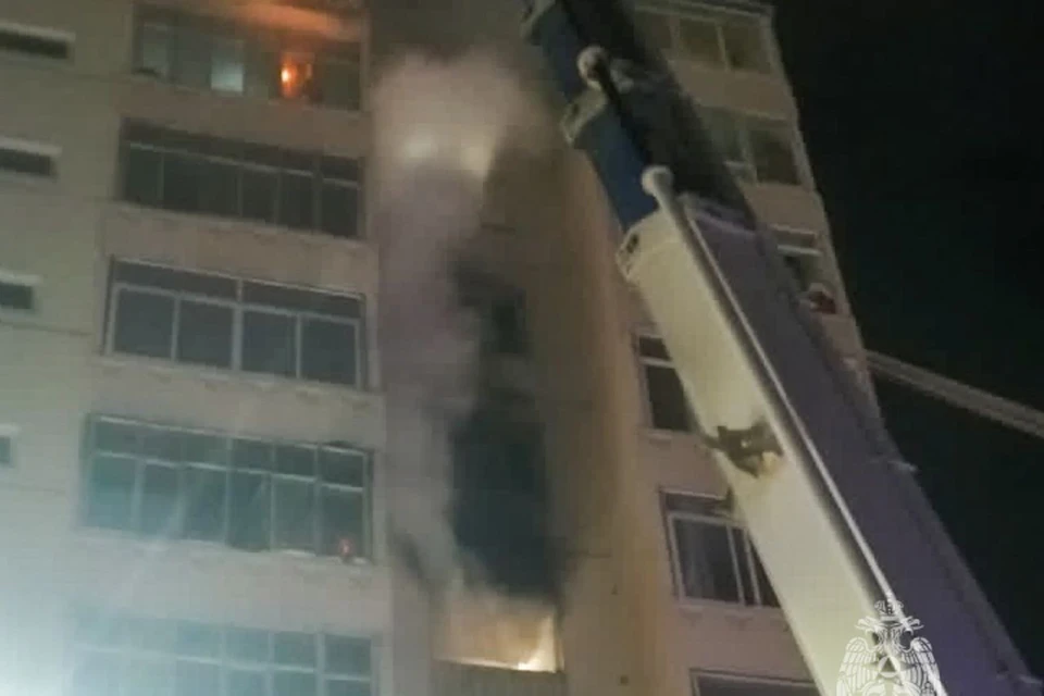 Жильцы дома выбегали наскоро одетыми в лютый мороз. Фото: ГУ МЧС РФ по РС (Я)