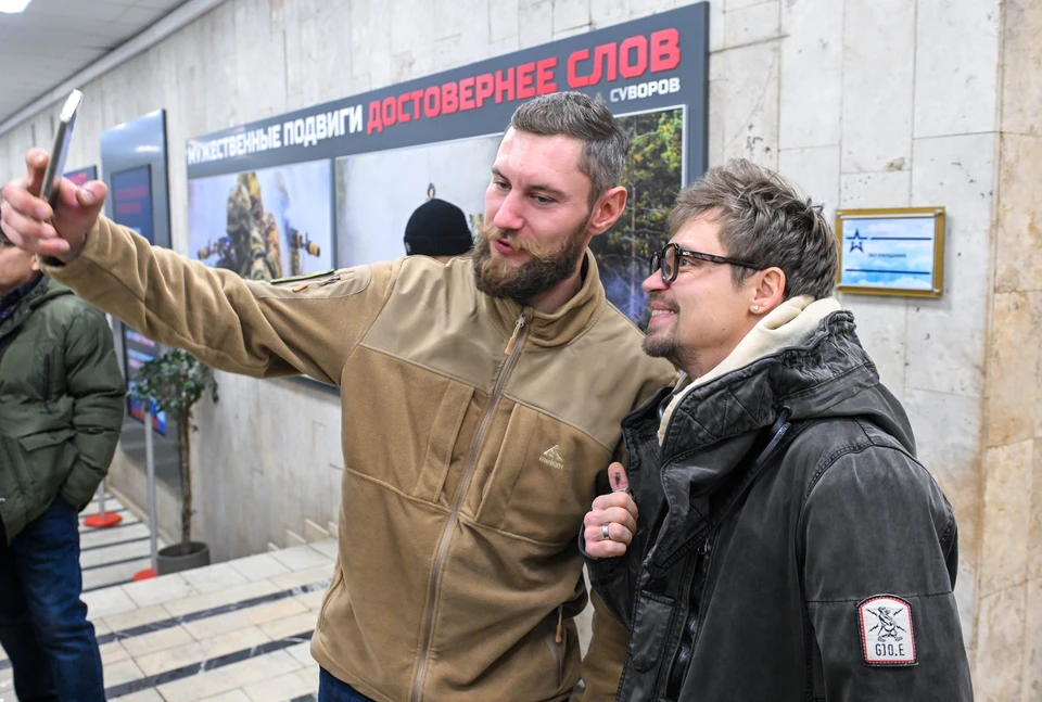 Актер Александр Головин встретился с контрактниками в Едином пункте отбора на военную службу в Москве.