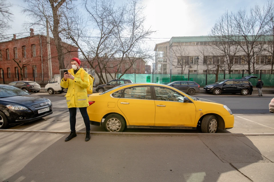 Люди выбирают работу в доставке из-за большой прибыли.