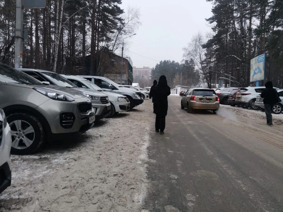 Выйдя из общественного транспорта, люди не видят перед собой тротуаров и идут к больнице по проезжей части. Фото предоставлено собеседницей издания