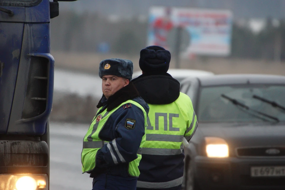 Полицейские принимают меры, чтобы машины могли проехать по участку трассы, где произошло ДТП