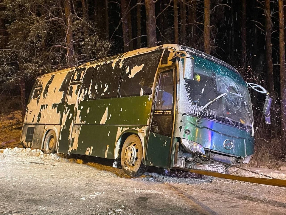 Автобус с помощью спецтехники поставили на колеса после ДТП. Фото: СУ СКР по Челябинской области