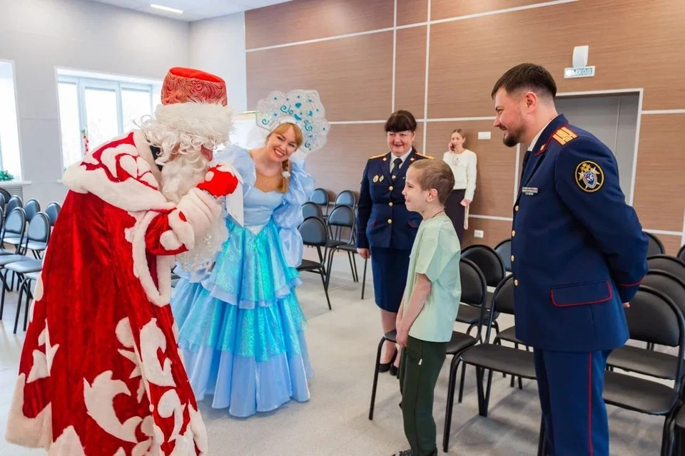 В Кемерове Дед Мороз исполнил мечту 12-летнего мальчика, пострадавшего от рук отчима. Фото: пресс-служба СУ СК России по Кузбассу