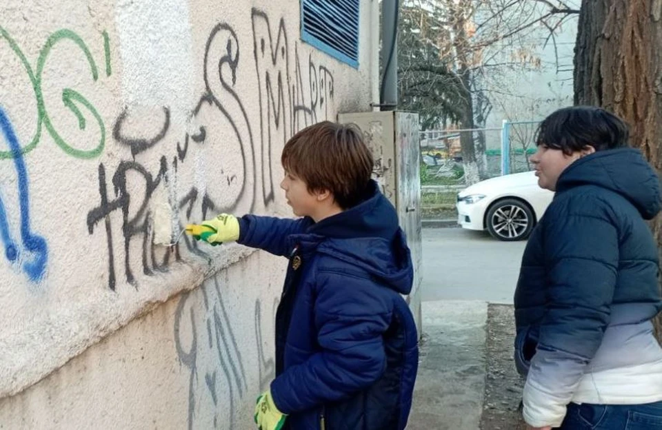 Мальчишки борются с возрождением фашизма. Фото: Алексей Петрович