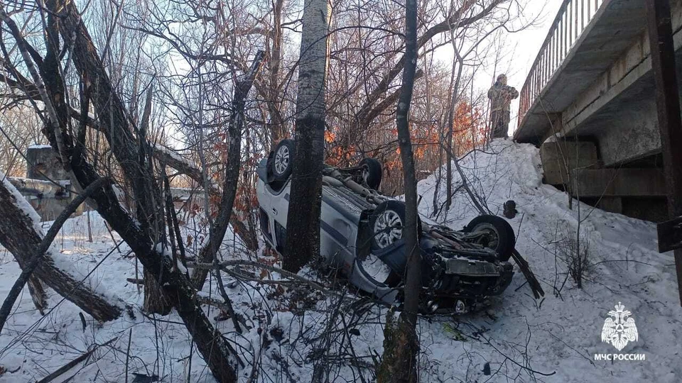 В машине находился пенсионер Фото: ГУ МЧС России по Хабаровскому краю