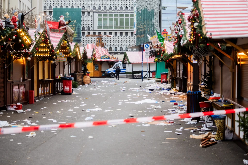 В центре Магдебурга в плотную пеструю толпу, заполнившую ряды традиционной праздничной ярмарки, на дикой скорости влетел внедорожник BMW. Фото: dpa/picture-alliance.