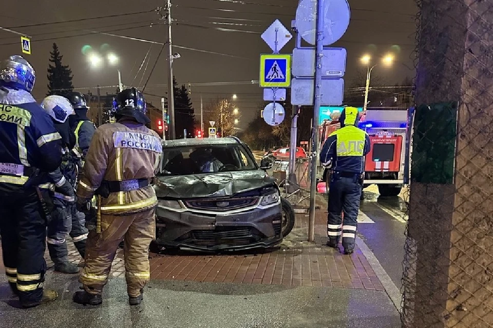 Пострадавших госпитализировали с травмами средней тяжести. Фото: vk.com/spb_today, Алина Гаранина