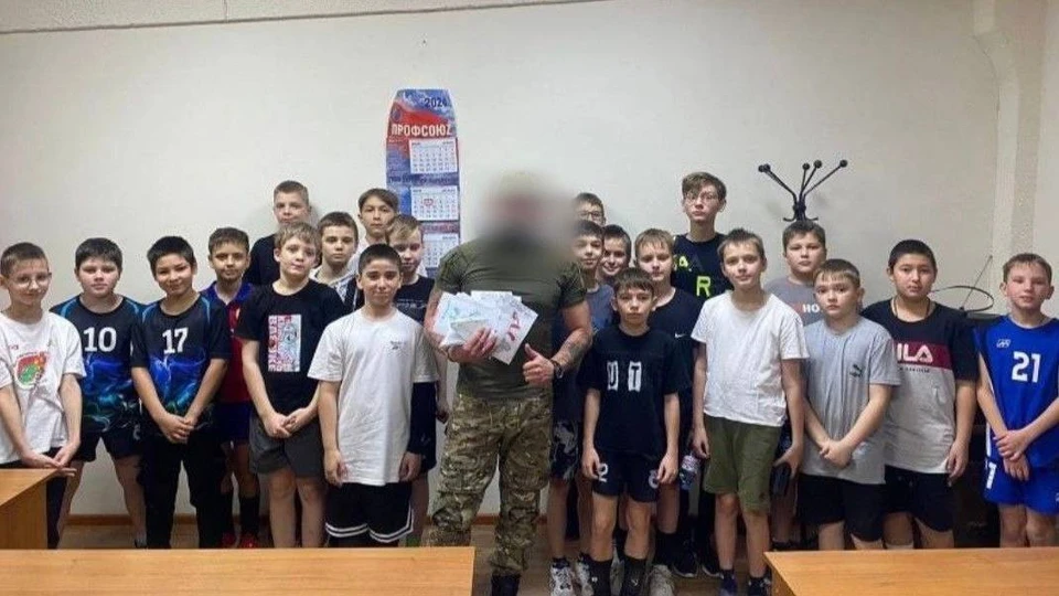 Военнослужащий рассказал мальчишкам о важности службы и выполнении воинского долга перед Отчизной