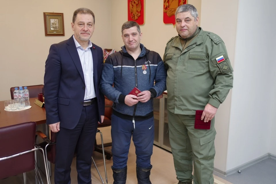 Жителя Калининского района Новосибирска наградили медалью «За храбрость». Фото: администрация Калининского района