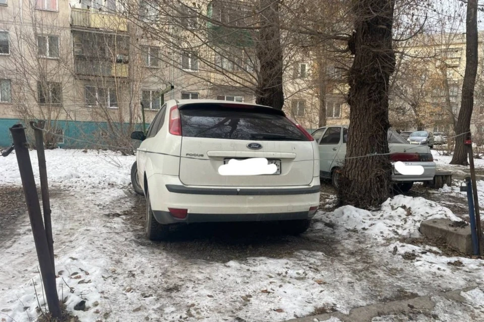 Жители многоэтажек не дают ставить машины на парковку своим соседям. Фото: magnitkacity.