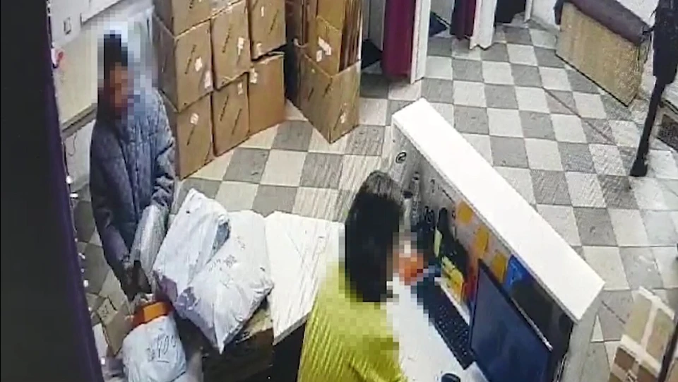 На камеру попала кража в пункте выдаче