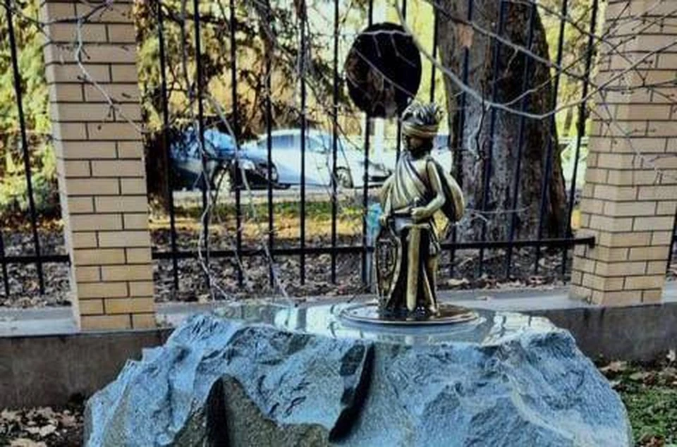 В Симферополе появилась еще одна бронзовая пчелка. Фото: пресс-служба УСД