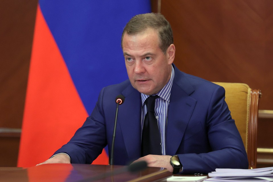 Медведев призвал помогать любым деструктивным процессам в Европе
