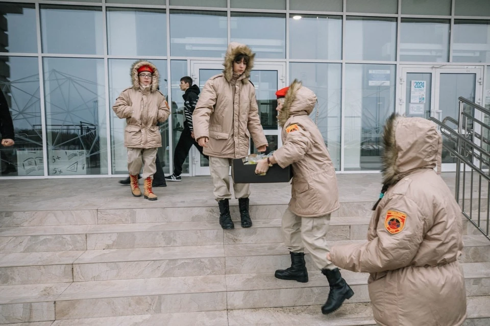 Гуманитарный груз уже доставили в Невскую школу. Фото: ТГ/Моргун