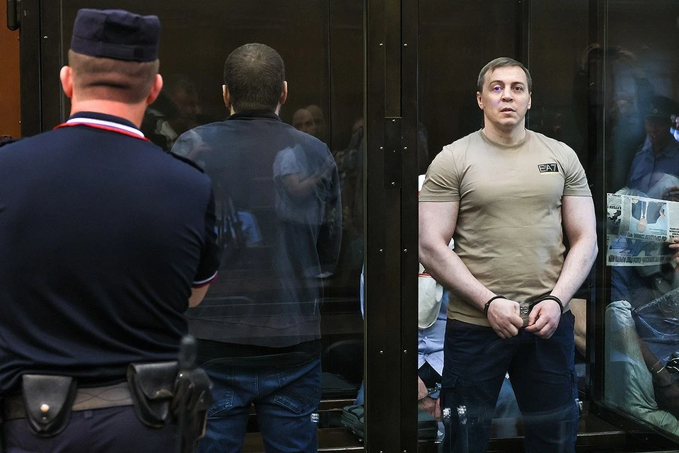 Фигуранты по делу криминального авторитета Олега Медведева, известного по прозвищу Шишкан, во время оглашения приговора на судебном заседании в выездном формате в Мосгорсуде. Фото: Михаил Метцель/ТАСС