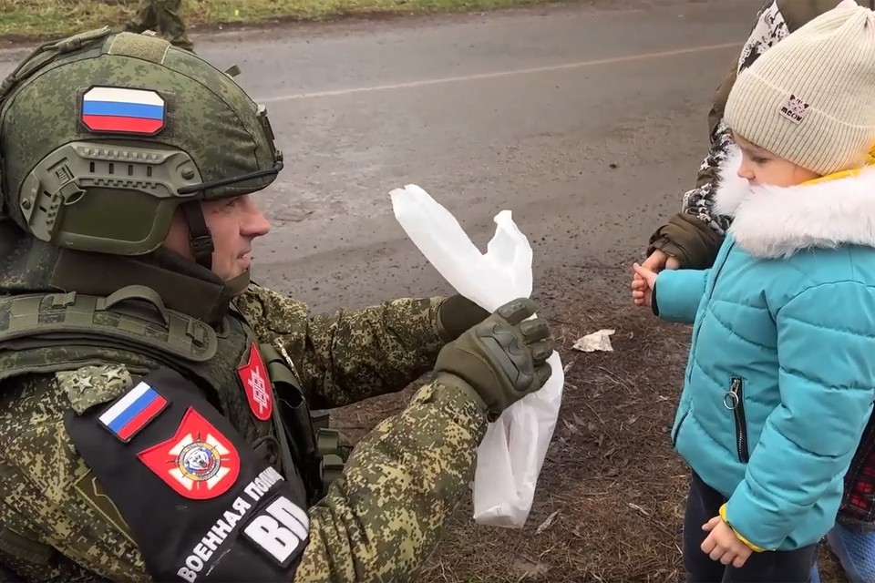 «Спасибо ребятам, что нас берегут»: жители Курской области рассказали о гуманитарных рейсах военной полиции