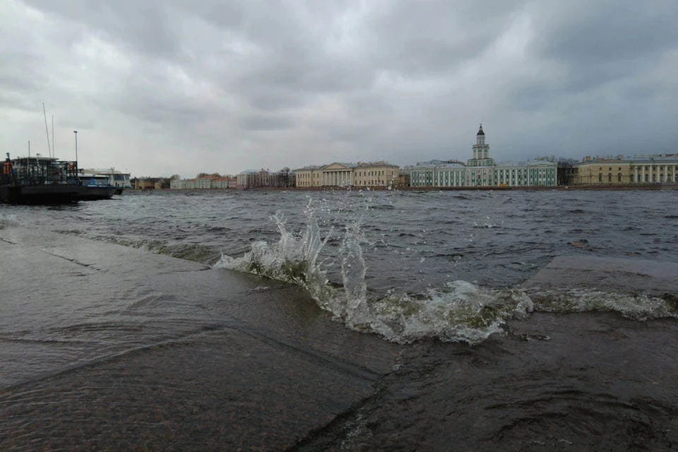 В Петербурге из-за угрозы наводнения закрыли дамбу