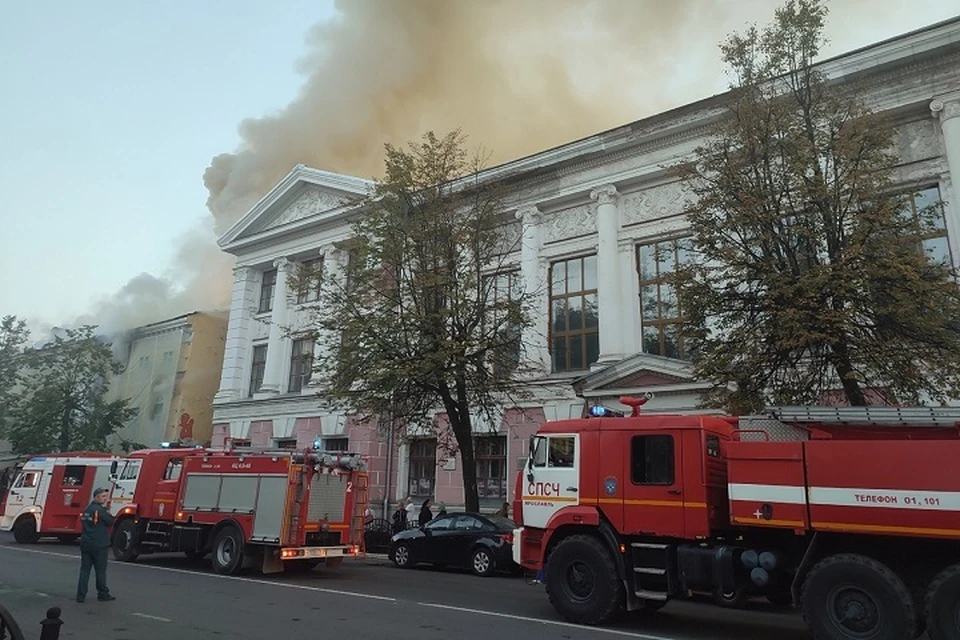 Пожар в соседнем здании внес коррективы в работу Дворца пионеров. ФОТО: архив КП