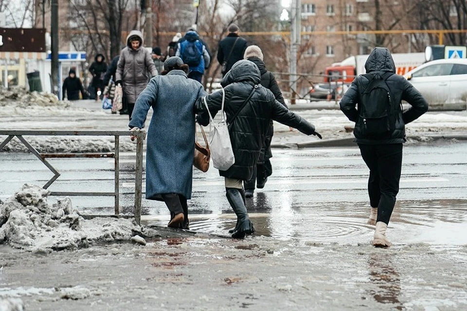 Ливень заставил самарцев попрыгать через лужи.