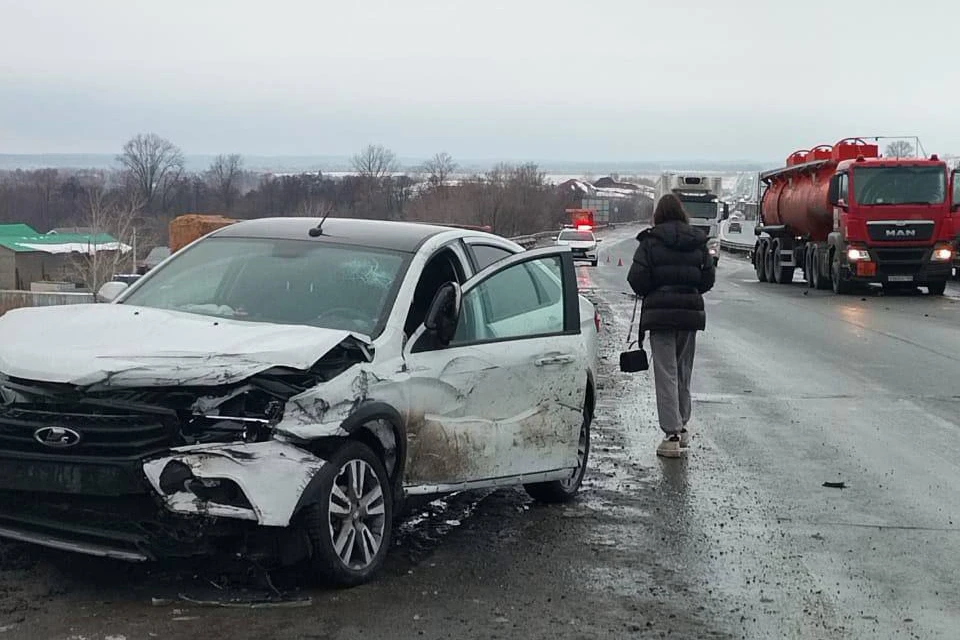 Пострадавших доставили в больницу с места аварии / Фото: ГКУ СО «Центр по делам ГО, ПБ и ЧС»