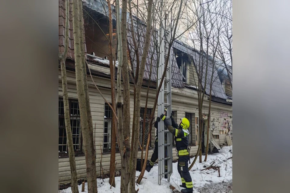 Движение транспорта на Ягодной улице в Москве перекрыли из-за пожара