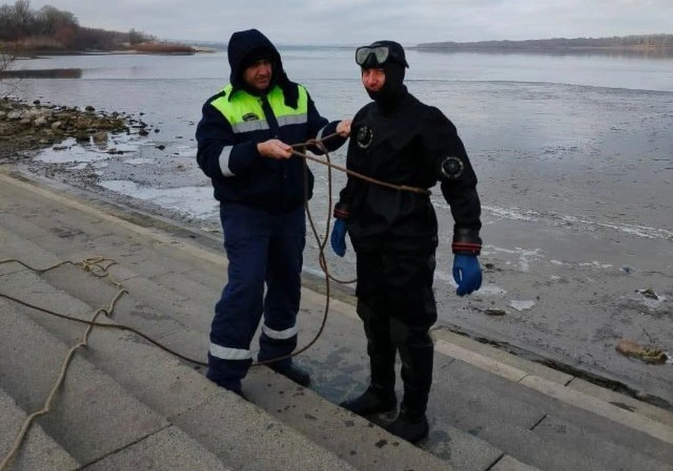 Первым делом места крещенских купаний обследуют водолазы. Фото: мэрия