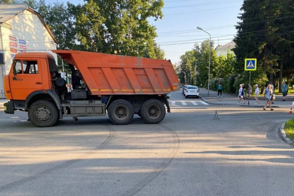 Самосвал не пропустил ребенка на пешеходном переходе. Фото: ГАИ по Новосибирску