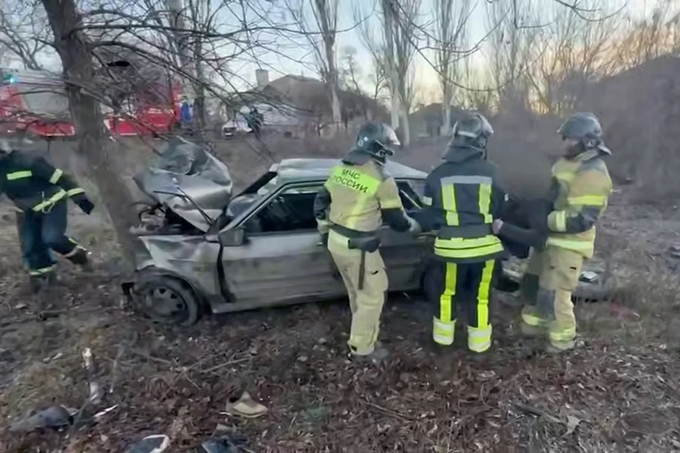 В Енакиево ДНР сотрудники МЧС спасли мужчину, который пострадал в ДТП. Фото: МЧС России