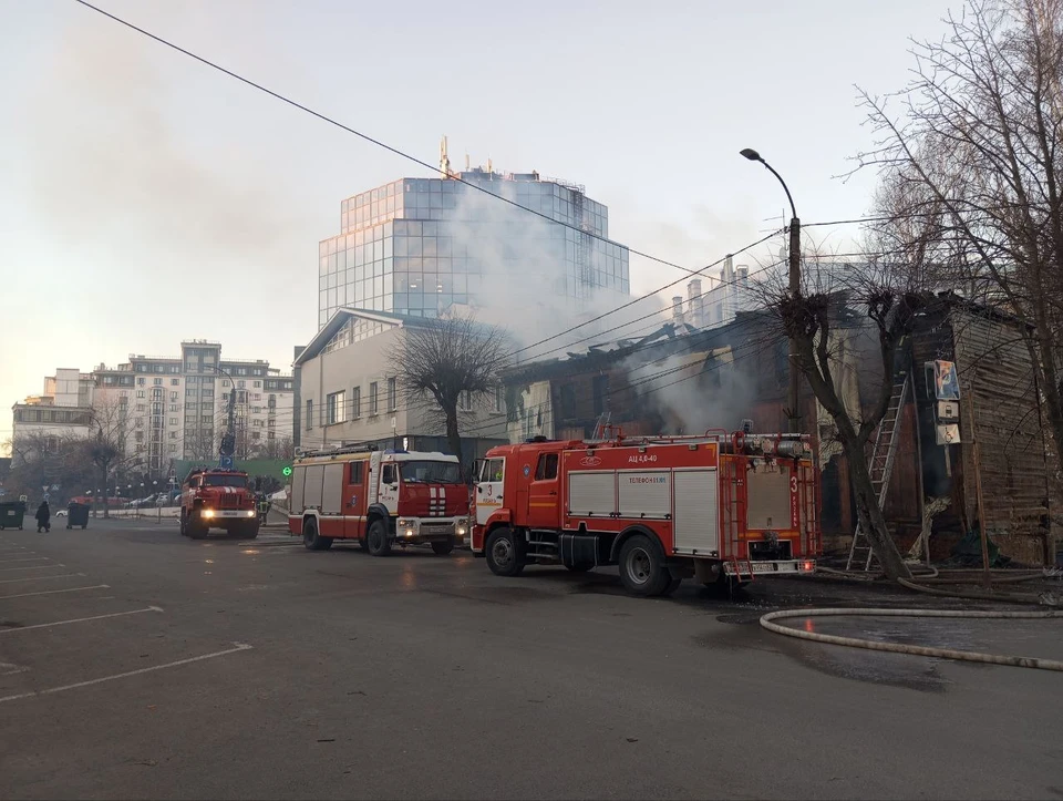 Пожар в двухэтажном деревянном доме случился в центре Рязани