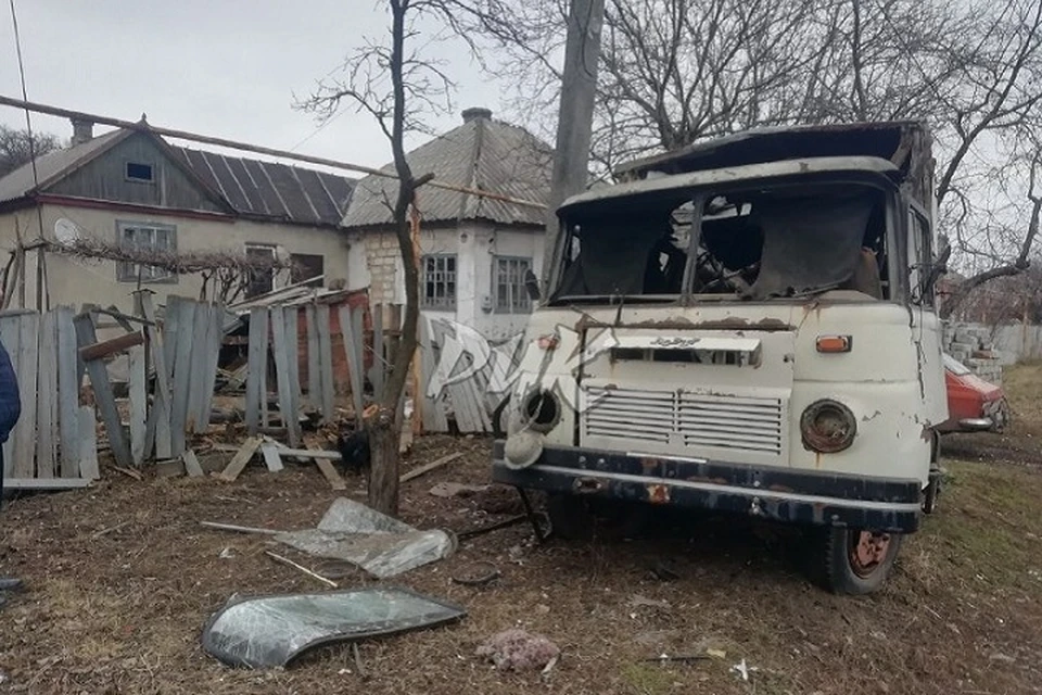 Повреждены дом, ограждение и гражданский автомобиль. Фото: ТГ/Приходько