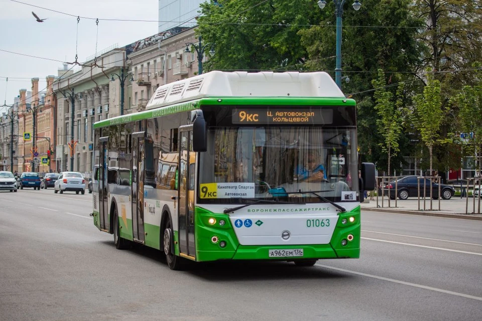 Молодые люди устроили драку на автобусной остановке