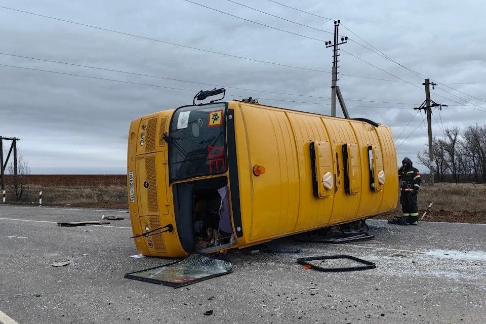 В попавшем в ДТП под Волгоградом автобусе находились около 20 детей, фото: пресс-служба МВД по Волгоградской области