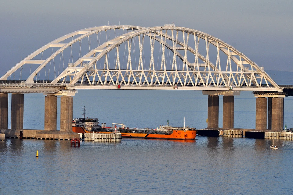 На Крымском мосту ввели сплошной паспортный контроль