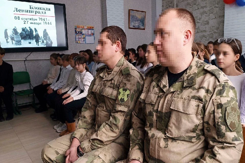 В школе села Счастливцево прошло мероприятие, посвященное 81-й годовщине со дня полного освобождения Ленинграда от фашисткой блокады. ФОТО: пресс-служба Управления Росгвардии в ХО