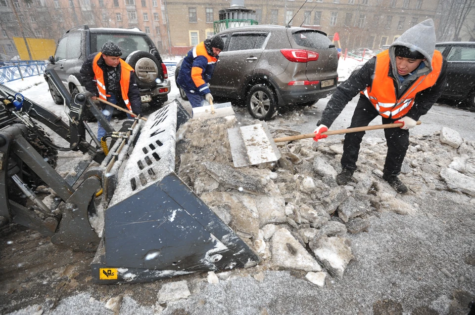 Дорожники усилили работу по уборке наледи в Нижнем Новгороде.