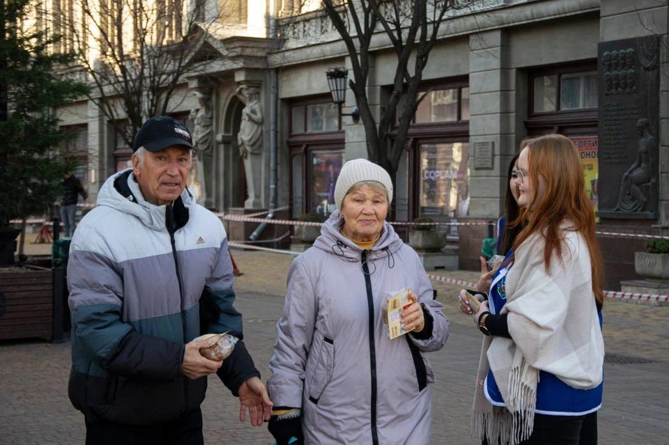 Акция памяти «Блокадный хлеб» прошла в городах Крыма. Фото: пресс-служба Госкоммол РК