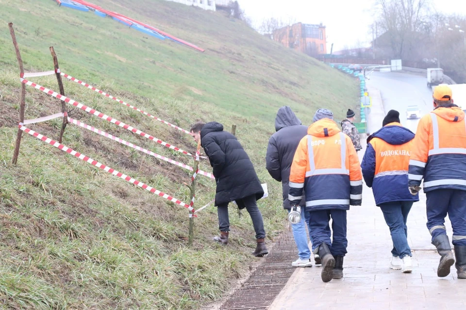 В Калуге на склоне образовался опасный провал