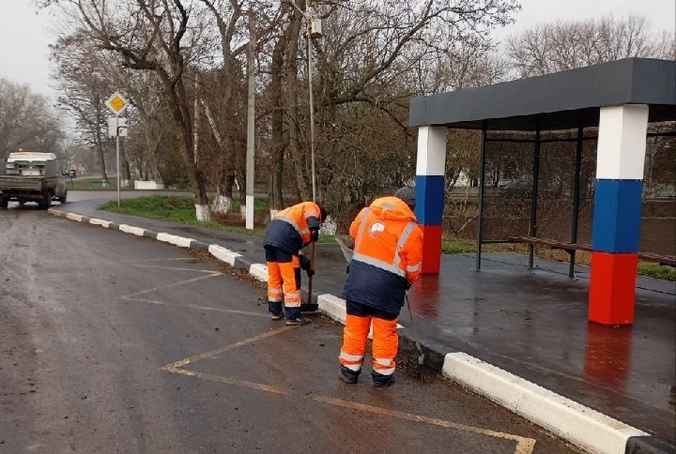 В Геническе Херсонской области заездные карманы на автобусных остановках обработали. ФОТО: тг-канал минтранса ХО