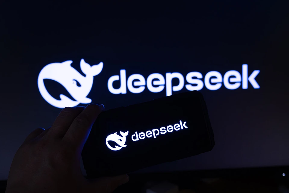 Китайская нейросеть DeepSeek R1 за считанные дни стала самой популярной на планете и спровоцировала панику на рынках.