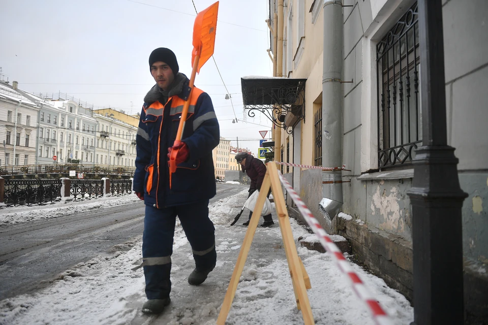 С 1 января на работу приняли более 900 дворников.